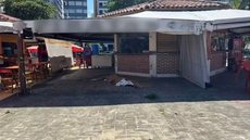 Área de quiosque na orla de São Vicente onde homem foi encontrado morto durante a madrugada de sexta-feira (3) - Imagem: Vinícius Farias/TV Tribuna