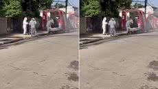 Bombeiros socorreram homem inconsciente após ataque de um enxame de abelhas durante limpeza de terreno no Guarujá. - Imagem: Reprodução