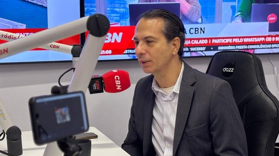 Ernesto Sampaio fala sobre a importância da dragagem para recuperar profundidade e aumentar a capacidade de carga dos navios - Foto: Rádio CBN Santos