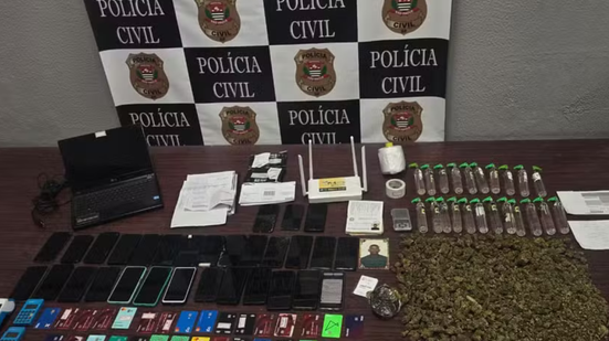 Drogas, celulares e documentos foram apreendidos na operação - Imagem: Divulgação | Polícia Civil
