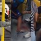 Após ser agredido, um passageiro reagiu e esfaqueou seu agressor, gerando caos entre os demais passageiros do coletivo - Imagem: Reprodução