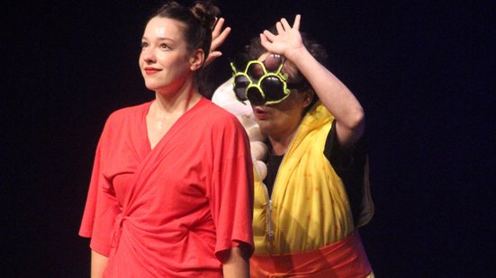 Espetáculo mistura teatro físico, manipulação de bonecos e uma narrativa sensível que encanta todas as idades - Imagem: Divulgação