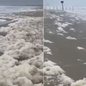 Espuma se espalhou pela faixa de areia e pelo mar na praia do Boqueirão Sul, em Ilha Comprida, no sábado (19). Especialista da USP explica que o fenômeno é natural e pode ter sido intensificado pela matéria orgânica transportada pelas recentes enchentes - Imagem: Giuliane Cubas