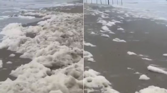 Espuma se espalhou pela faixa de areia e pelo mar na praia do Boqueirão Sul, em Ilha Comprida, no sábado (19). Especialista da USP explica que o fenômeno é natural e pode ter sido intensificado pela matéria orgânica transportada pelas recentes enchentes - Imagem: Giuliane Cubas