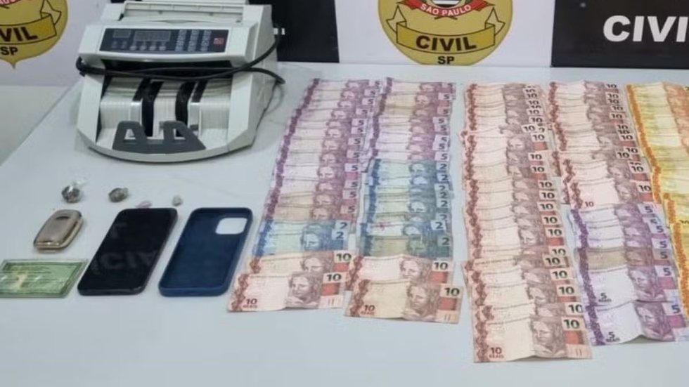 Com a apreensão de maconha e dinheiro, a polícia investiga a extensão do comércio ilícito na região do litoral paulista - Foto: Reprodução/ Polícia Civil