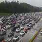 Motoristas enfrentam congestionamento na Rodovia dos Imigrantes durante a chegada de turistas ao litoral de São Paulo para o feriado da Independência. Chuva e neblina também exigem atenção redobrada nas estradas. - Imagem: Ecovias / Divulgação