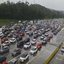 Motoristas enfrentam congestionamento na Rodovia dos Imigrantes durante a chegada de turistas ao litoral de São Paulo para o feriado da Independência. Chuva e neblina também exigem atenção redobrada nas estradas. - Imagem: Ecovias / Divulgação