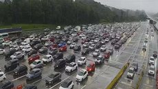 Motoristas enfrentam congestionamento na Rodovia dos Imigrantes durante a chegada de turistas ao litoral de São Paulo para o feriado da Independência. Chuva e neblina também exigem atenção redobrada nas estradas. - Imagem: Ecovias / Divulgação