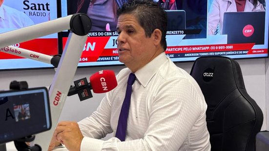 Luís Cláudio Bili discute sua gestão e convoca debate entre os prefeitos de São Vicente para abordar desafios atuais - Foto: Rádio CBN Santos