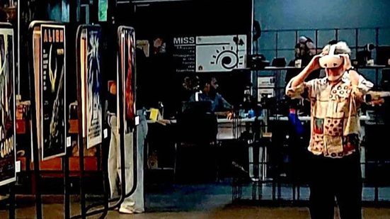 Instalação combina cenário físico e realidade virtual para transformar memórias pessoais em experiência imersiva aberta ao público em Santos - Imagem: Divulgação/Prefeitura de Santos