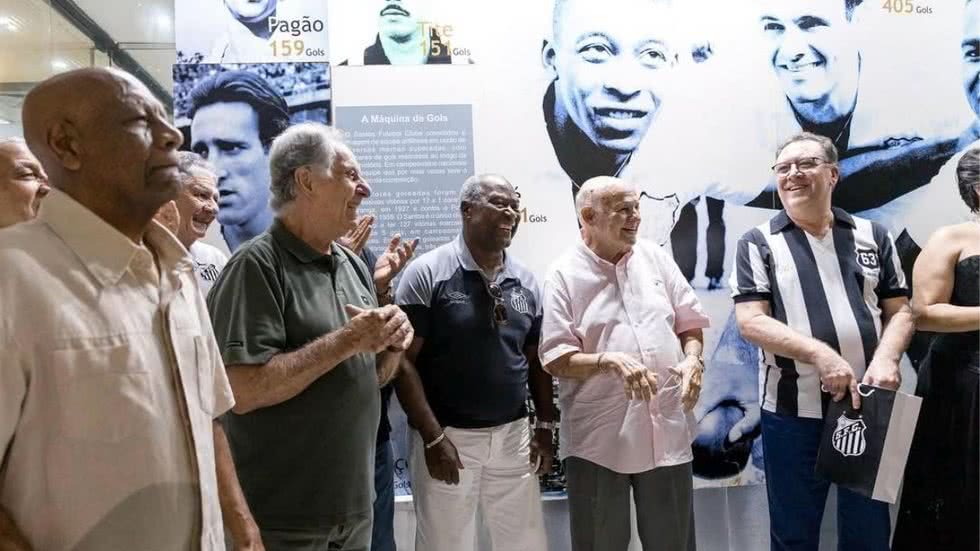 A exposição ficará em cartaz até abril de 2026, oferecendo uma imersão na história do futebol e do Santos FC - Imagem: Instagram/ @pepe_santosfc