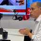 Em entrevista, o secretário Fábio Lopez respondeu às críticas sobre a gestão do SAMU e apresentou a versão oficial da pasta sobre o déficit de profissionais - Foto: Rádio CBN Santos