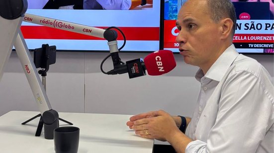 Em entrevista, o secretário Fábio Lopez respondeu às críticas sobre a gestão do SAMU e apresentou a versão oficial da pasta sobre o déficit de profissionais - Foto: Rádio CBN Santos