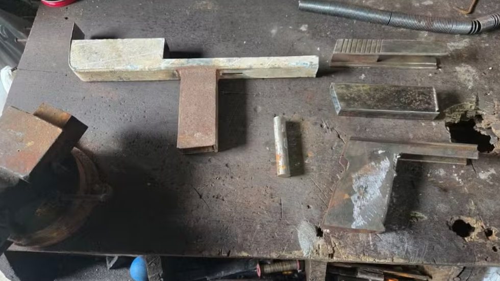 O suspeito foi detido com uma pistola calibre .22 e materiais para a produção de armas - Foto: Divulgação/ PM