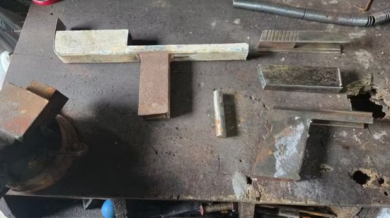 O suspeito foi detido com uma pistola calibre .22 e materiais para a produção de armas - Foto: Divulgação/ PM