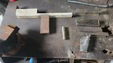 O suspeito foi detido com uma pistola calibre .22 e materiais para a produção de armas - Foto: Divulgação/ PM