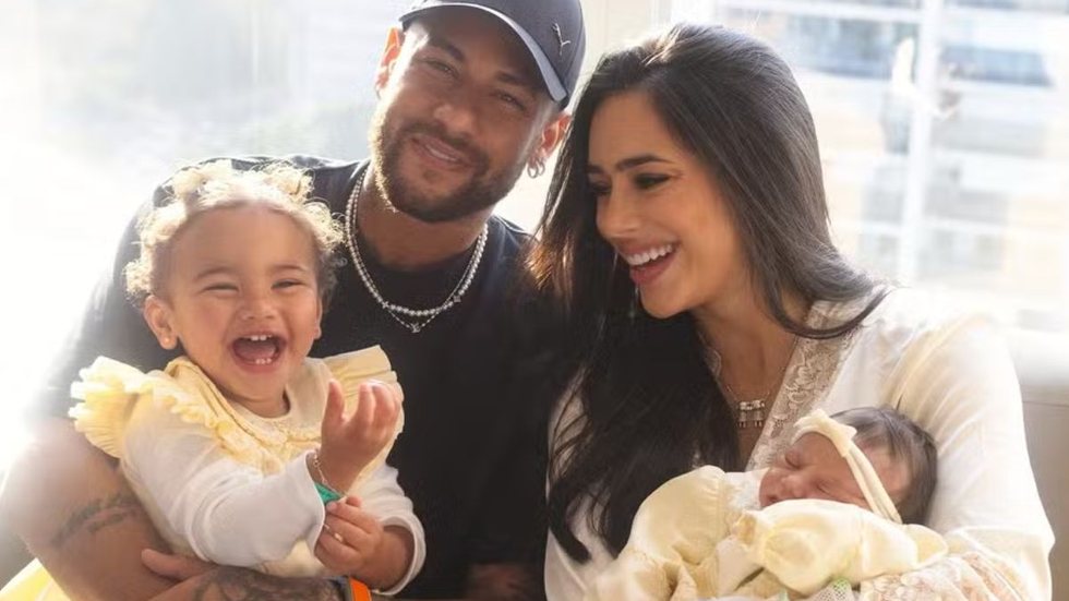 O casal compartilhou fotos emocionantes da recém-nascida Mel e da irmã Mavie, mostrando a felicidade da nova fase familiar - Imagem: Reprodução/ Instagram