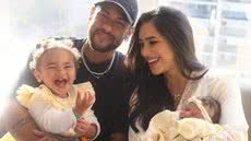 O casal compartilhou fotos emocionantes da recém-nascida Mel e da irmã Mavie, mostrando a felicidade da nova fase familiar - Imagem: Reprodução/ Instagram