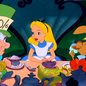 Alice é surpreendida com uma festa sem motivo: o famoso chá do desaniversário, criação dos estúdios Disney inspirada no espírito nonsense de Lewis Carroll. - Imagem: Divulgação