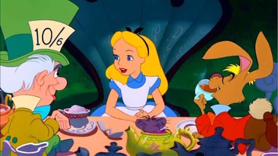 Alice é surpreendida com uma festa sem motivo: o famoso chá do desaniversário, criação dos estúdios Disney inspirada no espírito nonsense de Lewis Carroll. - Imagem: Divulgação