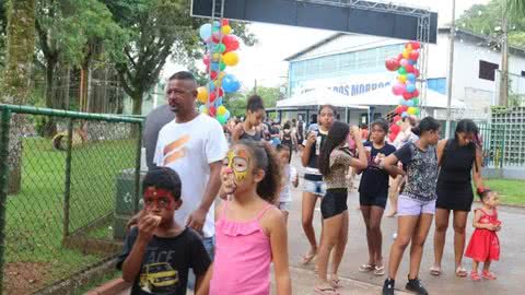 Festa de Natal dos Morros reúne 2 mil pessoas em Santos - Imagem: reprodução Twitter