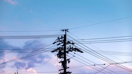 Novo decreto em Mongaguá estabelece prazos e regras para organização de cabos em postes e vias públicas - Imagem: Freepik