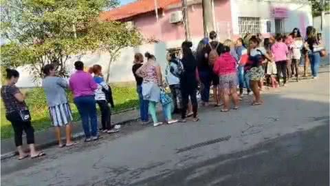 Fila quilométrica para atendimento em posto de saúde revolta moradores de São Vicente - Imagem: reprodução