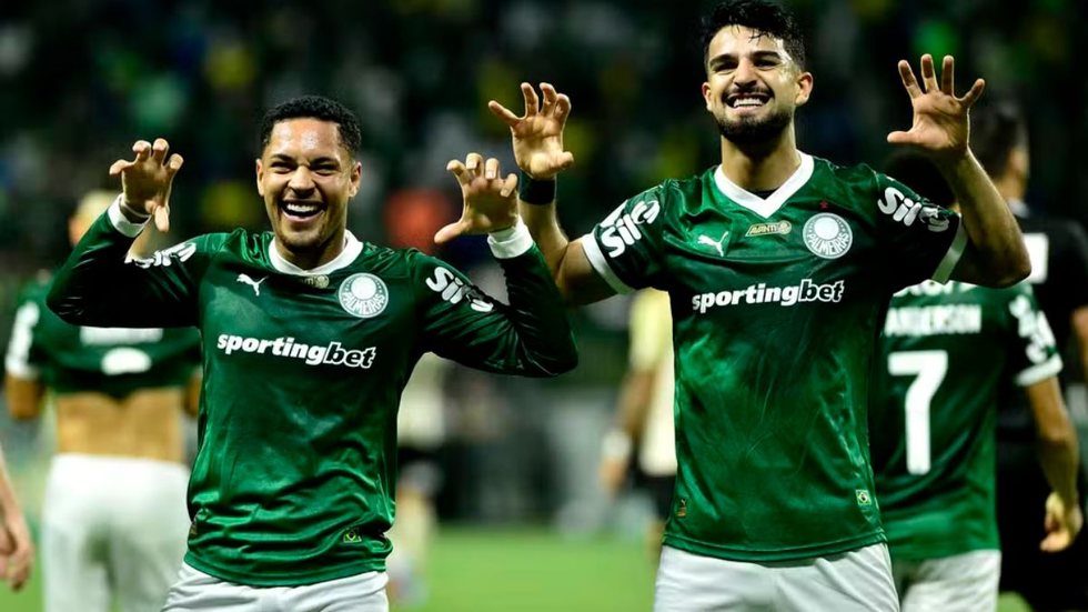 Flaco López e Vitor Roque comemoram gol do Palmeiras - Foto: Marcos Ribolli