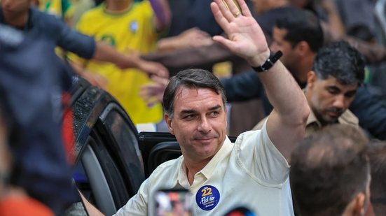 Aliados do senador Flávio Bolsonaro afirmam que ele deixou o Brasil rumo aos Estados Unidos nesta terça-feira (27) - Imagem: Wagner Meier/Getty Images