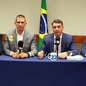 Flávio Bolsonaro durante transmissão ao vivo realizada após o cancelamento do debate presidencial que seria promovido pela TV Globo - Imagem: Reprodução