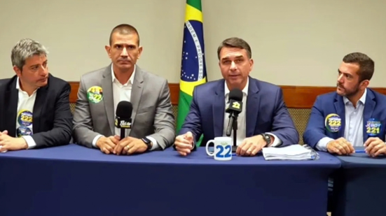 Flávio Bolsonaro durante transmissão ao vivo realizada após o cancelamento do debate presidencial que seria promovido pela TV Globo - Imagem: Reprodução