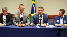 Flávio Bolsonaro durante transmissão ao vivo realizada após o cancelamento do debate presidencial que seria promovido pela TV Globo - Imagem: Reprodução