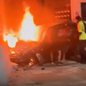 Carro pegou fogo após atropelar um ciclista e bater contra o muro de um estabelecimento, na Avenida Ministro Marcos Freire, em Praia Grande. Motorista de 32 anos foi preso após teste do bafômetro apontar presença de álcool - Imagem: Reprodução