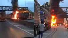 Um incêndio devastador em uma carreta de algodão na Rodovia Anchieta exigiu uma resposta rápida do Corpo de Bombeiros e equipes de emergência - Imagem: Reprodução