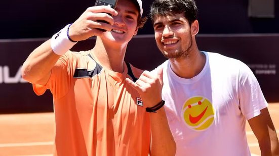 João Fonseca tira foto com Carlos Alcaraz - Foto: Arquivo pessoal/João Fonseca