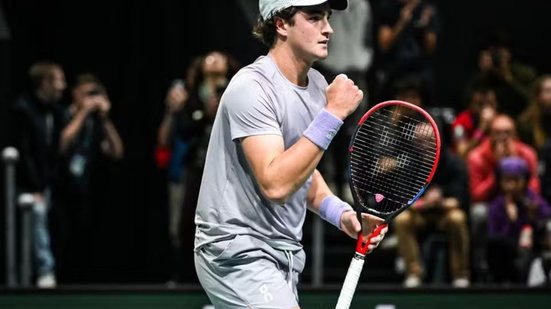 João Fonseca comemora ponto com a torcida - Reprodução/GE