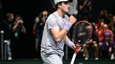 João Fonseca comemora ponto com a torcida - Reprodução/GE