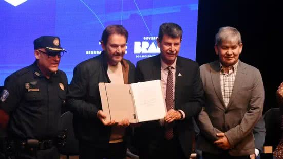 Representantes de Santos, São Vicente, Praia Grande e Guarujá participaram da adesão ao Programa Município Mais Seguro, que prevê capacitação de agentes e distribuição de equipamentos para reforçar a atuação das guardas municipais na Baixada Santista - Imagem: Jairo Marques / Prefeitura de Praia Grande