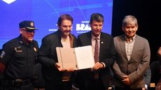 Representantes de Santos, São Vicente, Praia Grande e Guarujá participaram da adesão ao Programa Município Mais Seguro, que prevê capacitação de agentes e distribuição de equipamentos para reforçar a atuação das guardas municipais na Baixada Santista - Imagem: Jairo Marques / Prefeitura de Praia Grande