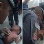 Policiais militares realizaram manobras de desengasgo em um bebê de um mês após a mãe procurar ajuda em uma base comunitária na Vila Zilda, em Guarujá, na noite de quarta-feira (14) - Imagem: Reprodução