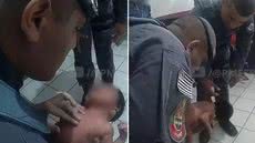Policiais militares realizaram manobras de desengasgo em um bebê de um mês após a mãe procurar ajuda em uma base comunitária na Vila Zilda, em Guarujá, na noite de quarta-feira (14) - Imagem: Reprodução