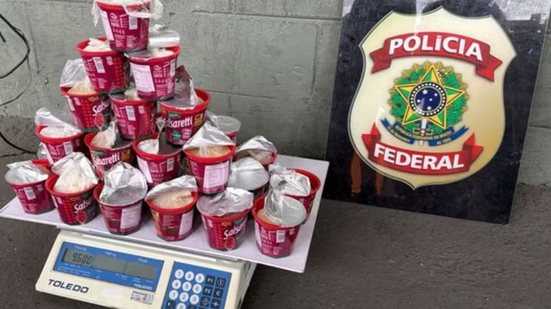 Cocaína foi encontrada escondida em uma carga de molho de tomate durante fiscalização da Receita Federal no Porto de Santos - Imagem: Divulgação/Polícia Federal
