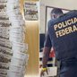 Polícia Federal prende dois homens com R$ 17,8 mil em cédulas falsas em Peruíbe. Dinheiro estava dentro de um carro e diversas notas de R$ 200 apresentavam números de série repetidos - Imagem: Divulgação/Polícia Federal