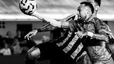 Imagem registrada pelo fotógrafo santista Dennis Calçada mostra o instante em que Neymar toca na bola com a mão durante partida entre Santos e Botafogo pelo Campeonato Brasileiro. A fotografia concorre a prêmio internacional de fotojornalismo esportivo - Imagem: Dennis Calçada