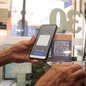 Motoristas que utilizam a Zona Azul em Santos já podem pagar o estacionamento rotativo por Pix via QR Code, disponível nas placas de sinalização e em estabelecimentos comerciais credenciados - Imagem: Raimundo Rosa