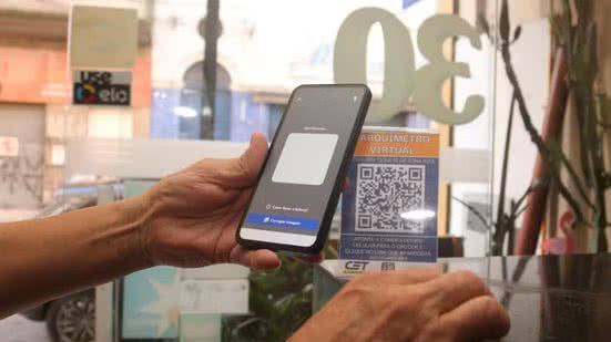Motoristas que utilizam a Zona Azul em Santos já podem pagar o estacionamento rotativo por Pix via QR Code, disponível nas placas de sinalização e em estabelecimentos comerciais credenciados - Imagem: Raimundo Rosa