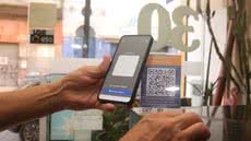 Motoristas que utilizam a Zona Azul em Santos já podem pagar o estacionamento rotativo por Pix via QR Code, disponível nas placas de sinalização e em estabelecimentos comerciais credenciados - Imagem: Raimundo Rosa