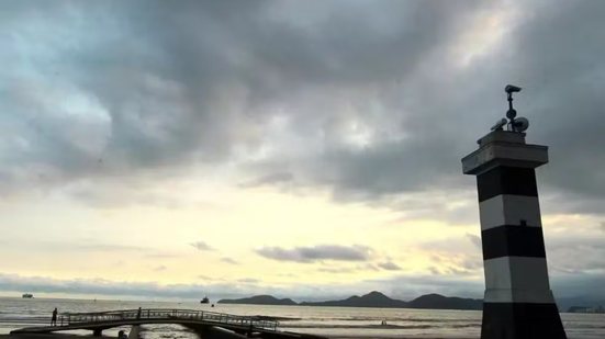 Tempo instável deve marcar o primeiro fim de semana de outubro na Baixada Santista. A previsão aponta chuva nesta sexta-feira (2), períodos de sol entre nuvens no sábado (3) e pancadas com possibilidade de raios e rajadas de vento no domingo (4) - Imagem: Arquivo Pessoal