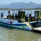 Barco-Escola utiliza energia solar e percorre os rios Casqueiro e Santana, em Cubatão, com atividades de educação ambiental para estudantes e passeios turísticos e educativos aos fins de semana e feriados - Imagem: Divulgação/Prefeitura de Cubatão