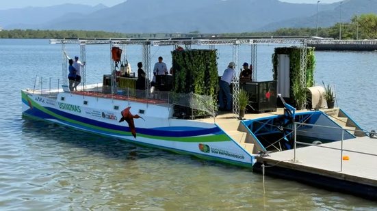 Barco-Escola utiliza energia solar e percorre os rios Casqueiro e Santana, em Cubatão, com atividades de educação ambiental para estudantes e passeios turísticos e educativos aos fins de semana e feriados - Imagem: Divulgação/Prefeitura de Cubatão